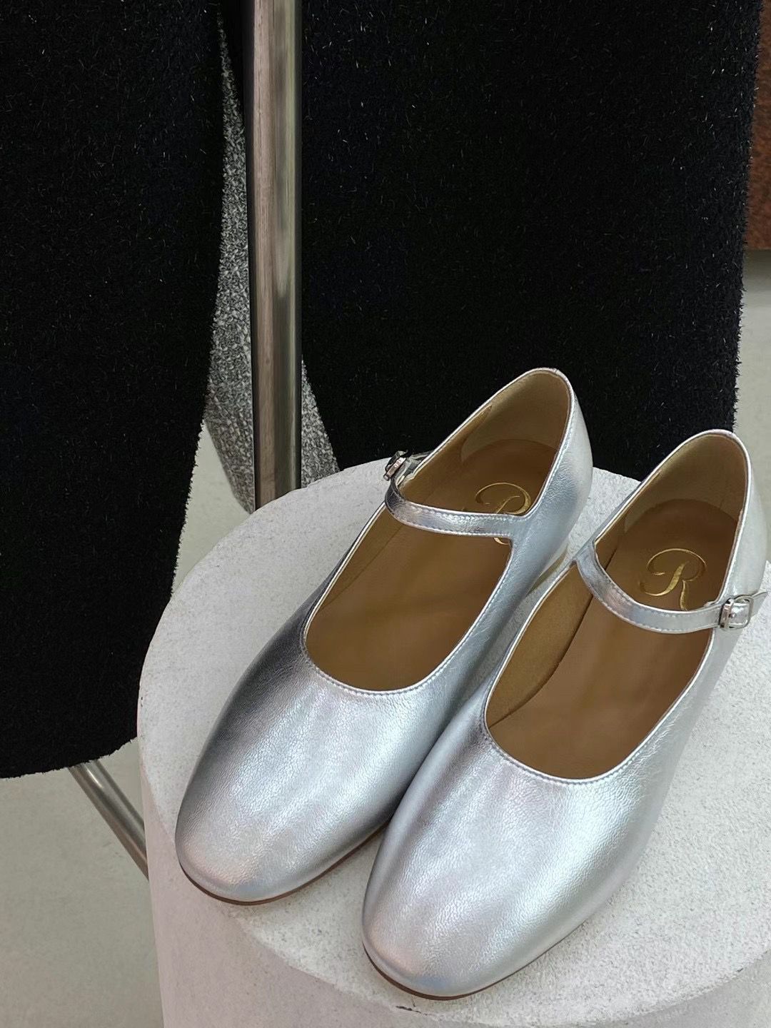 圆头 低帮 袢扣 中口鞋 皮革 圆头 低帮 袢扣 中口鞋 皮革 - VALI鞋履AI设计主图