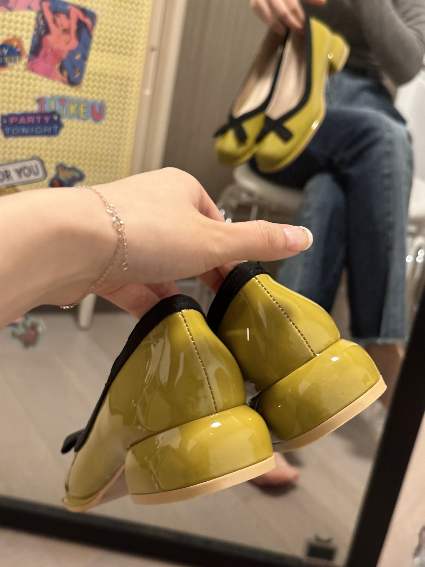 - VALI鞋履AI设计主图