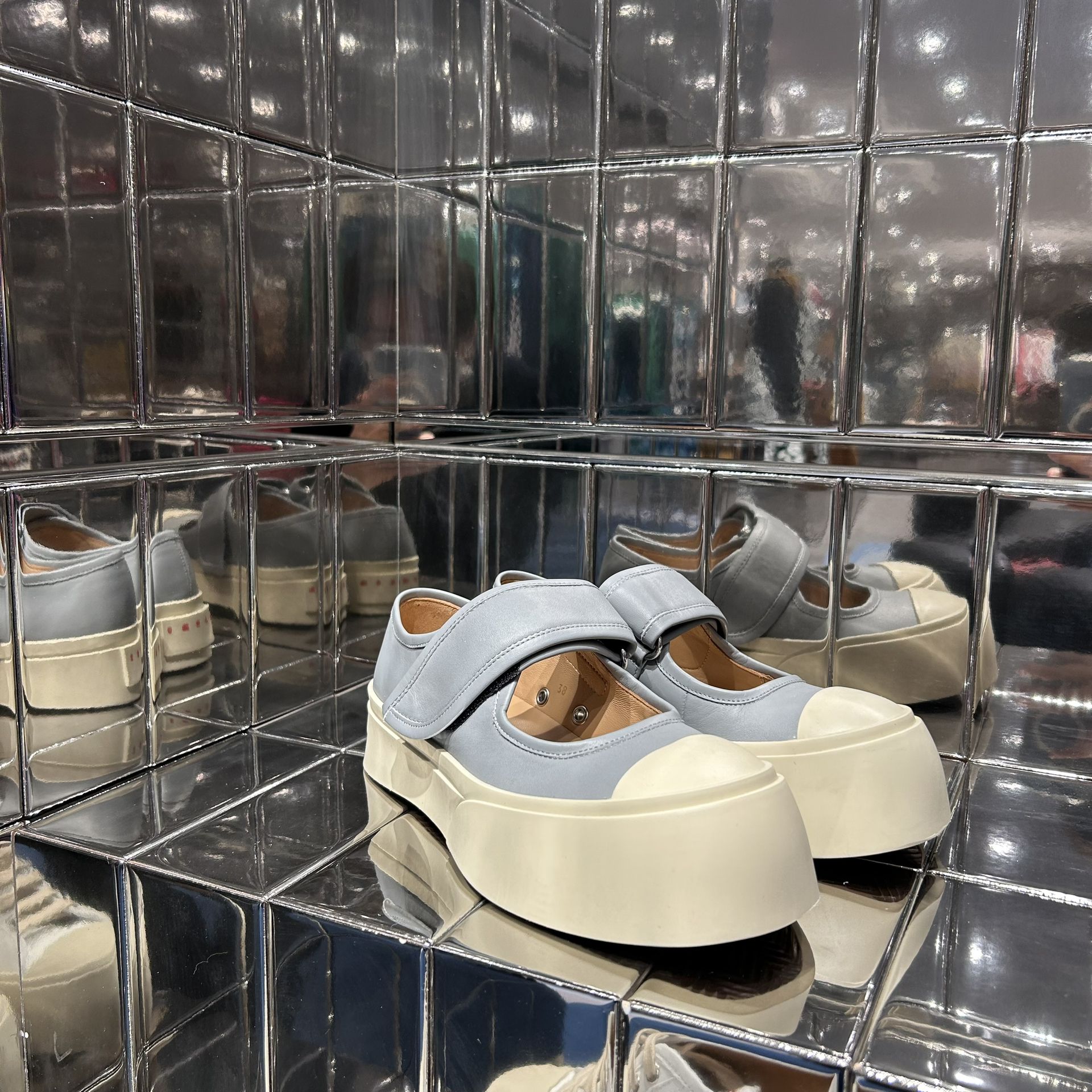 厚底 圆头 低帮 魔术贴 中口鞋 皮革 厚底 圆头 低帮 魔术贴 中口鞋 皮革 - VALI鞋履AI设计主图